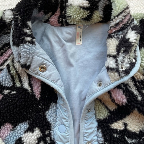 Colorful Fleece Vest with Abstract Design - Picture 6 of 6